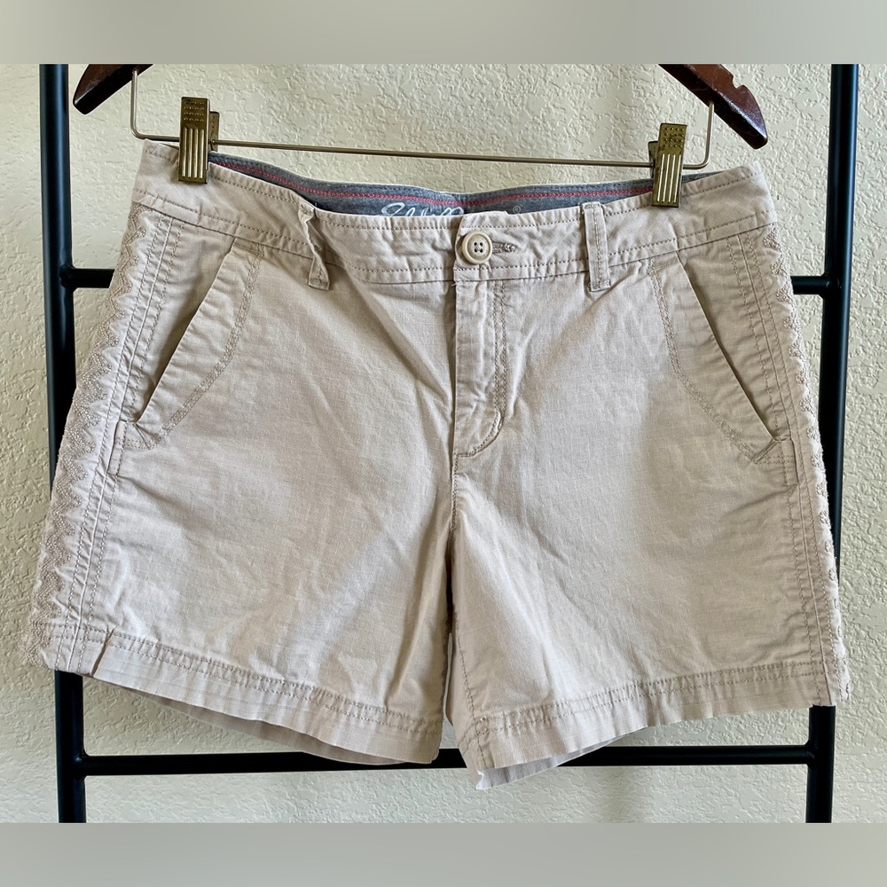 Eddie Bauer Embroidered Side Panel Light Tan Stone Casual Shorts Pockets Size 6